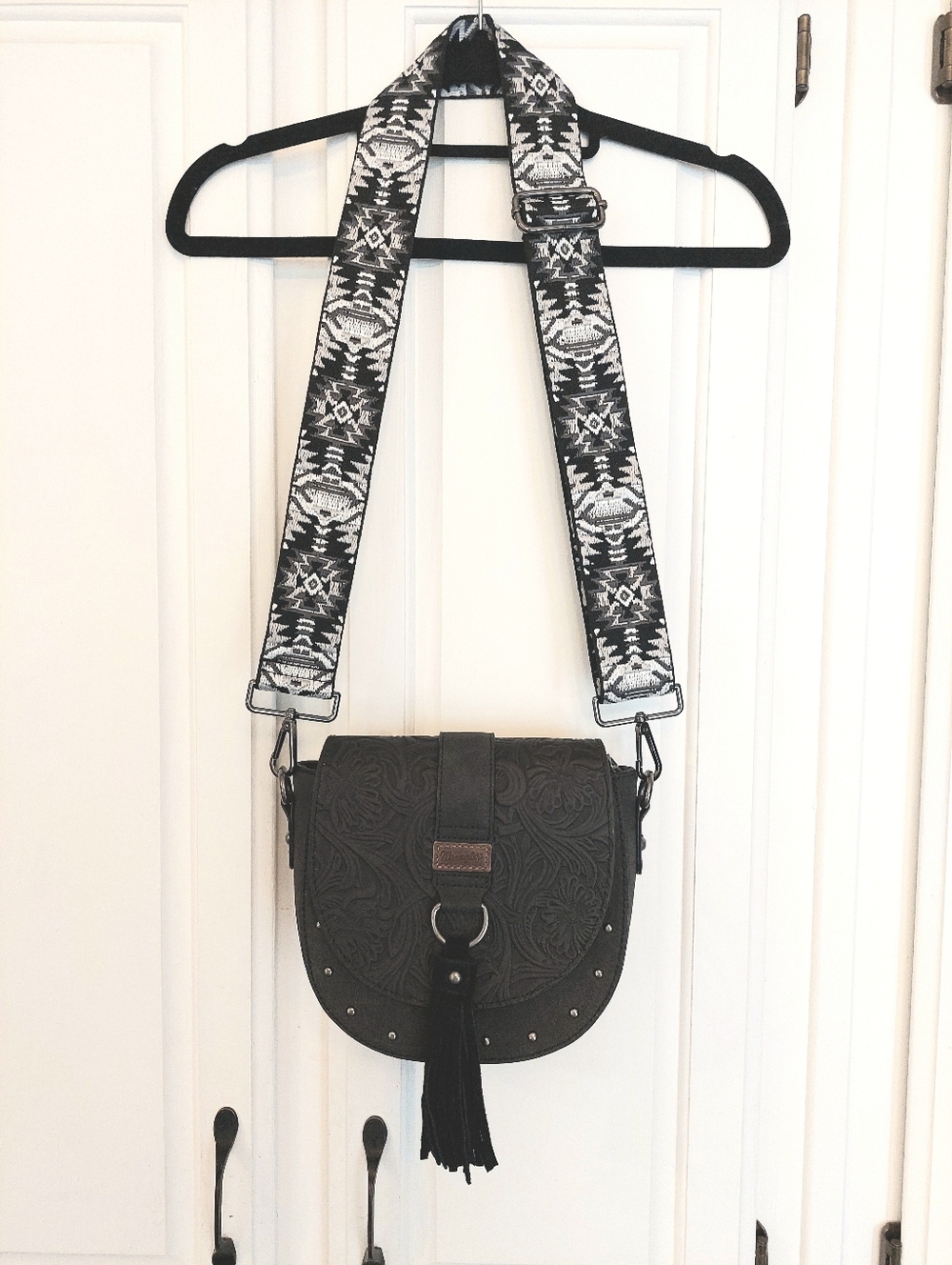 Wrangler Western Embossed Saddle Crossbody Bag - Picture 2 of 13